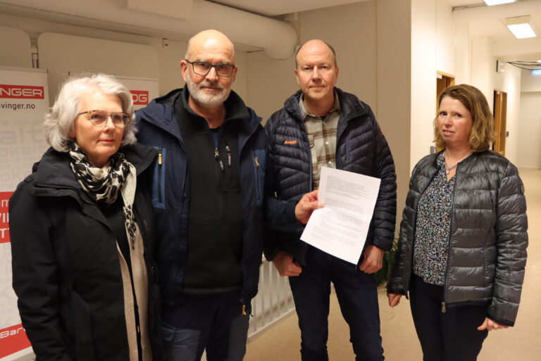 Kari Mellem (t.v.), Jan Mellem, Brede Sillerud og Ingrid Melby har ingen intensjoner om å overta en ledning de ikke visste om før innflytning.
