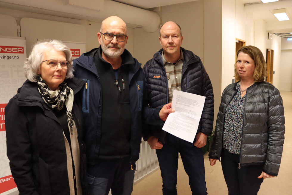 Kari Mellem (t.v.), Jan Mellem, Brede Sillerud og Ingrid Melby har ingen intensjoner om å overta en ledning de ikke visste om før innflytning.