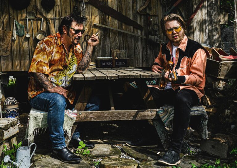 Vidar Busk & Marius Lien spiller i bakgården på Mathesongården i Øvrebyen under De små scener festivalen.