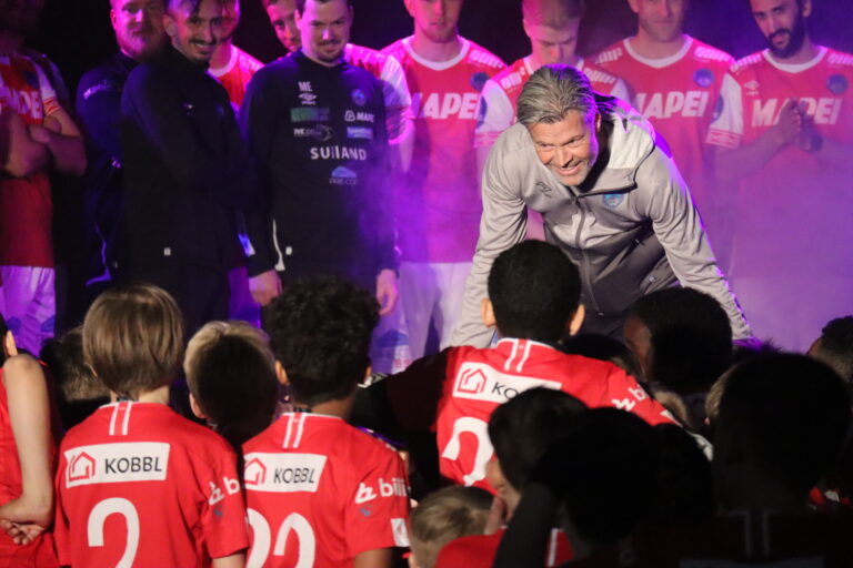 Alle KIL sine fotball-spillere var samlet i storhallen til kickoff torsdag. Her blir Adem Güven mottatt som en helt av de yngre spillerne i klubben.