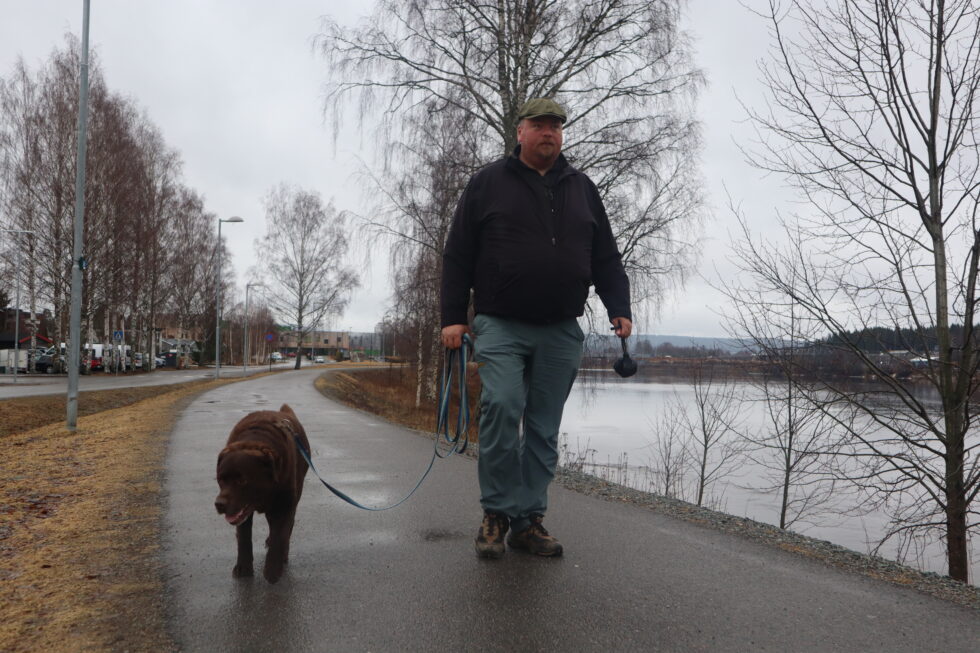 Jan Mohn Andreassen ser mye søppel når han er ute og går med hunder. Hunden Coys er ikke hunden som ble skadd på glass tidligere i uka.