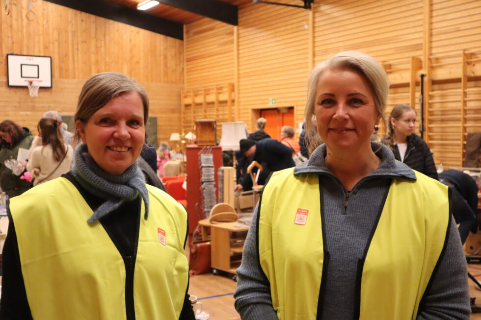 Christina Bukaasen (t.v.) og Anne Berit Berg var meget fornøyd med dagens oppmøte til loppemarkedet.