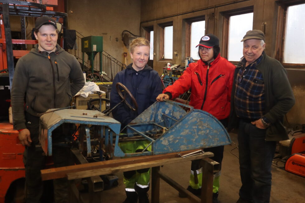 Mats Henrik Halteigen, Reidar Abelseth og Charlie Sletten har siden nyttår tilbragt noen timer hver fredag i verkstedet tl Bjarne Vikertorpet på Austmarka. Her har de fått prøvd seg på ulikt metallarbeid. .