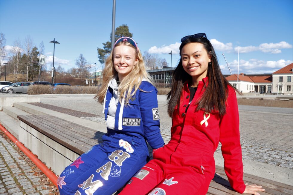 Russepresident ved Øvrebyen VGs, Lisa Hamletsen (t.v.), og russepresident ved Sentrum VGs, Susan Wang Roos, hyller den økende trenden for edru russ.