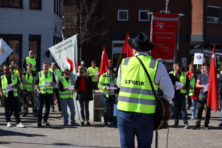 Folk sang med på sangen til trubaduren Bernt Torp 