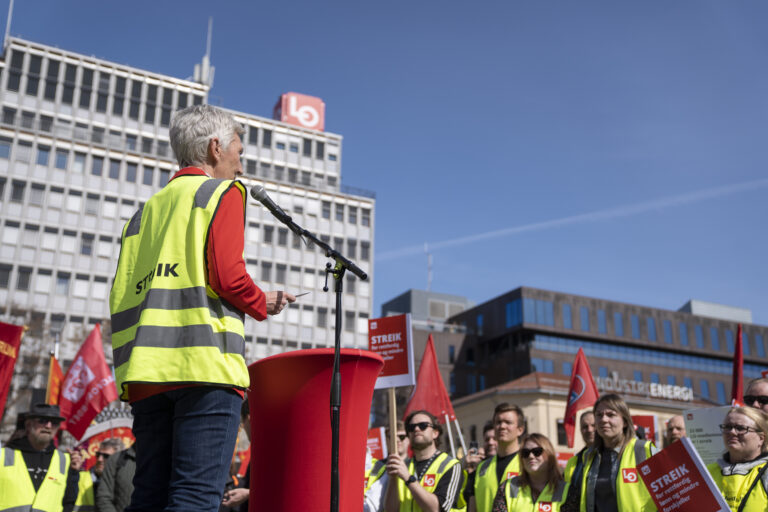 Peggy Hessen Følsvik under LO sin streikemarkering på Youngstorget.