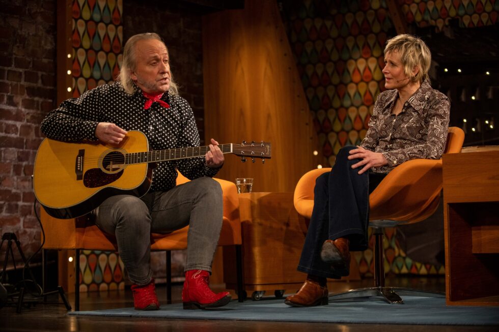 Levi Henriksen er en aktuell mann om dagen. Nå kommer det både bok og TV-opptreden hos Eides språksjov, før det kommer musikk til høsten.