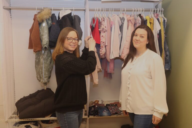 Mange barneklær kan fint brukes av flere barn mener Rita Pedersen (t.v.) og Pernille Thoresen i Barnas Jungel.