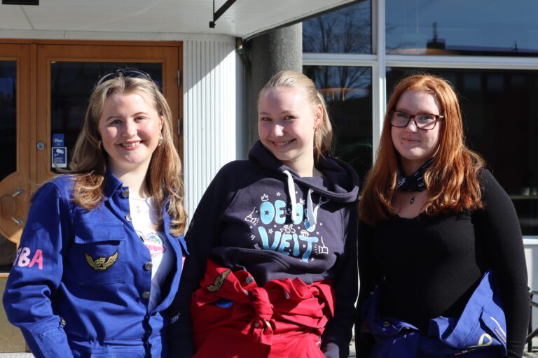 Revysjefene godt fornøyd når regnskapet var telt opp.<br>F.v. Emma Rode-Christoffersen (Sentrum vgs.), Therese Gjermshus (Øvrebyen vgs.) og Sandra Melåsen Hansen (Skarnes vgs.)
