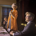Espen Furuseth i rollen som Helge og Hilde Offord i rollen som Else bekler rollene som familiens overhoder i stykket Festen som Teater Teft viste en pilot av på Hokkåsen søndag.