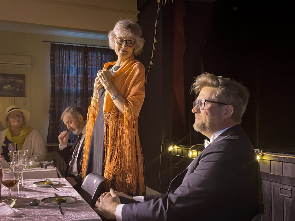Espen Furuseth i rollen som Helge og Hilde Offord i rollen som Else bekler rollene som familiens overhoder i stykket Festen som Teater Teft viste en pilot av på Hokkåsen søndag.