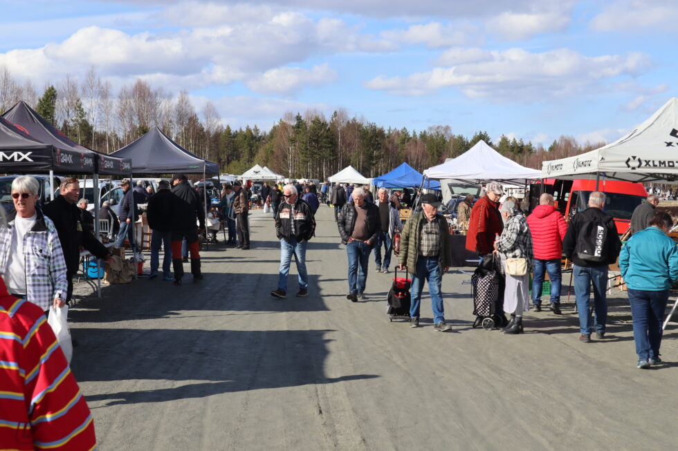 Jarle Nergården har kjørt fra Gausdal for å selge spekepølser på Glåmdalsmarkedet.