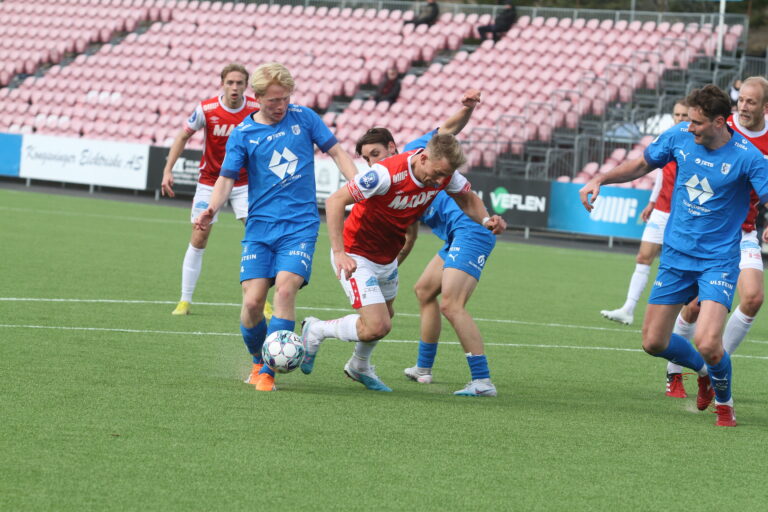 Joacim Holtan og resten av KIL-gutta snublet mot Hødd, og tapte 3-0.