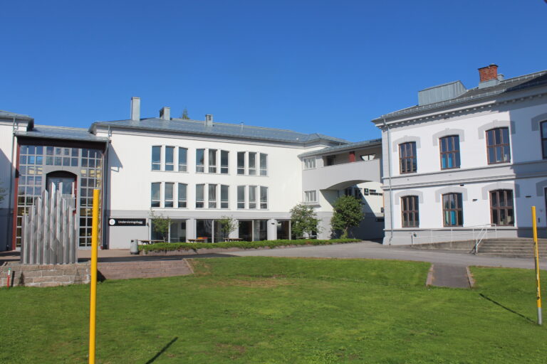 Det ble norskeksamen for avgangselevene, men noe på etterskudd.