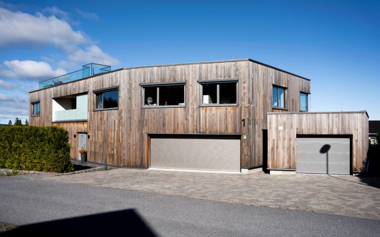 Carporten til høyre har ikke dispensasjon, og vil bli revet på selgers regning.