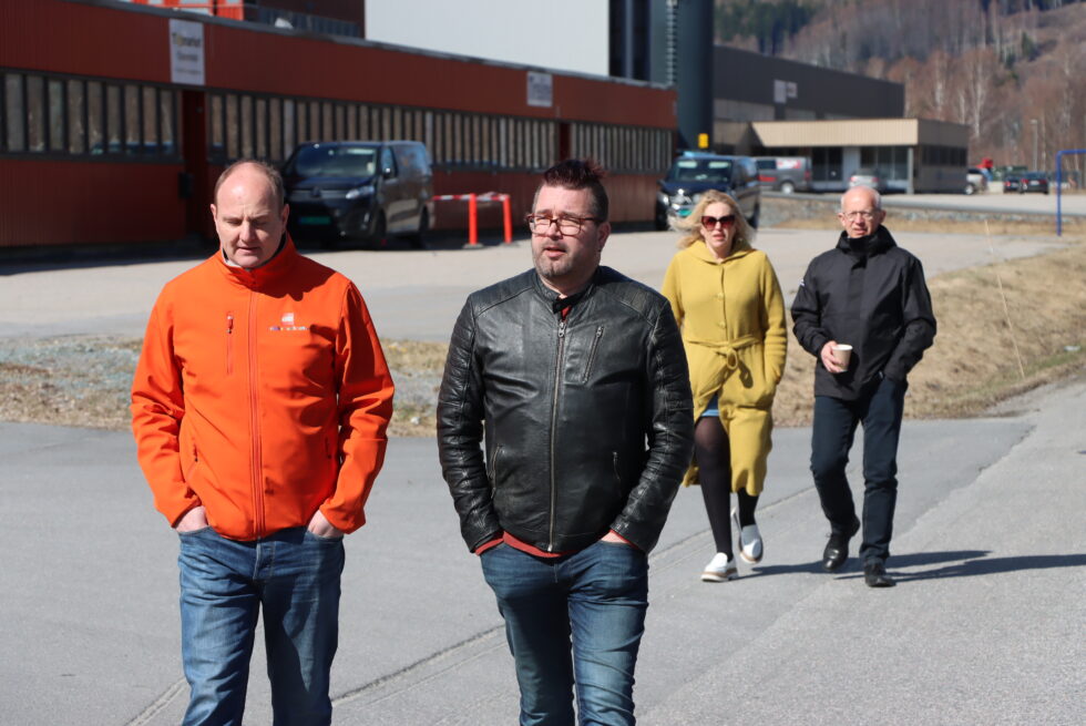 Vegard Flaamo (t.v.), som er eier og driver av Brikkebutikken, vil ha med kommunen på laget for å gjøre Brikkebutikken til et samlingspunkt. Her i dialog med varaordfører Tommy Smedtorp.