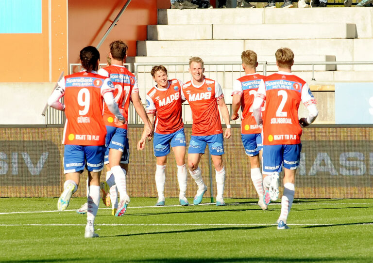 Målscorerne Jesper Grundt (t.v.) og Joacim Holtan, mens lagkameratene kommer løpende til for å være med på feiringen.