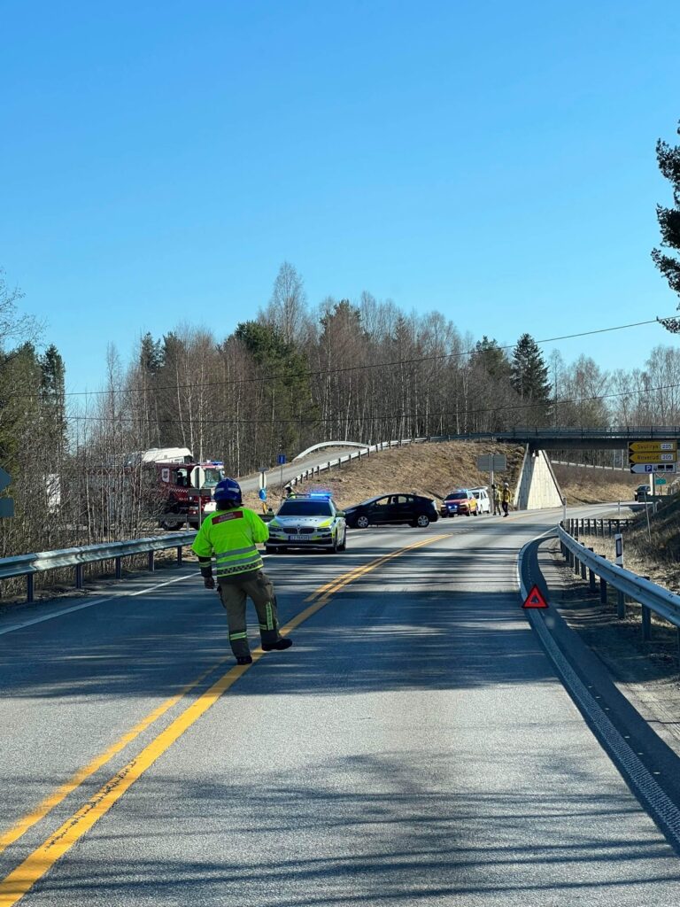 To biler har kollidert i krysset ved Roverud.