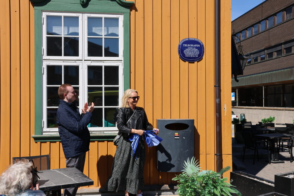 Oskar Aanmoen i Kongsvinger-Vinger historielag og Kjersti Wangen i KB-gruppen stod for avdukingen av det blå skiltet på Telegrafen.