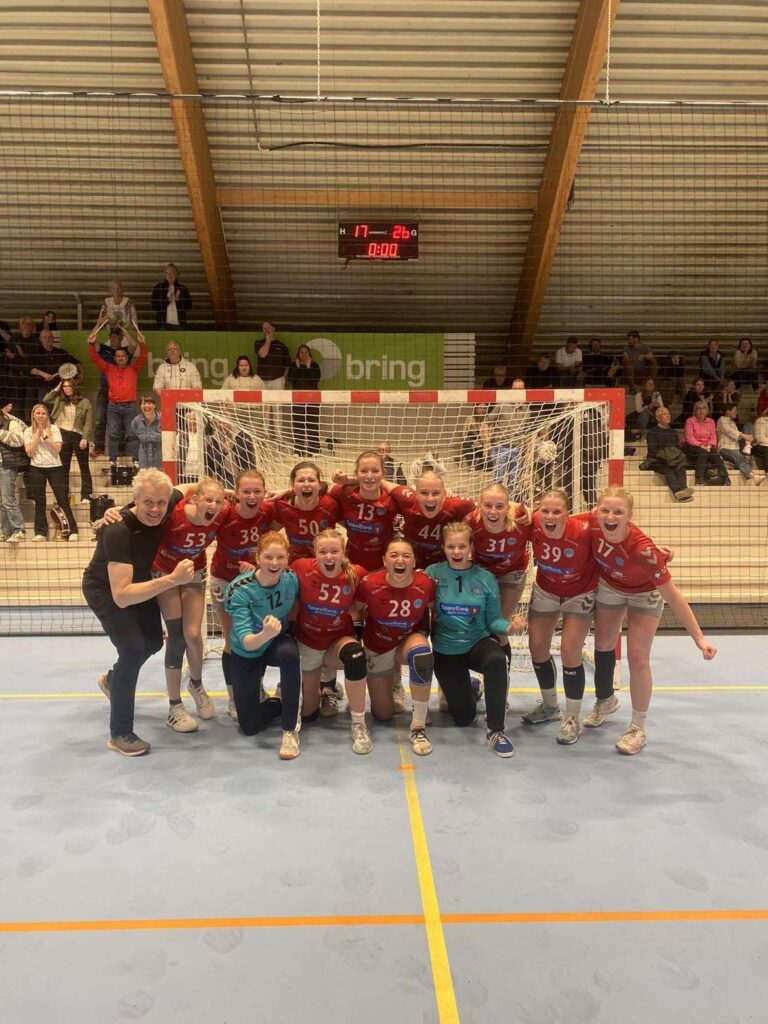 KIL J16 nådde ikke helt opp i finalen av Bringserien for Norges beste J16 lag. Trener Krummy Haldorsson til venstre på bildet tror likevel de fleste vil se det som en stor prestasjon å bli nummer to, når det bare får gått noen dager.