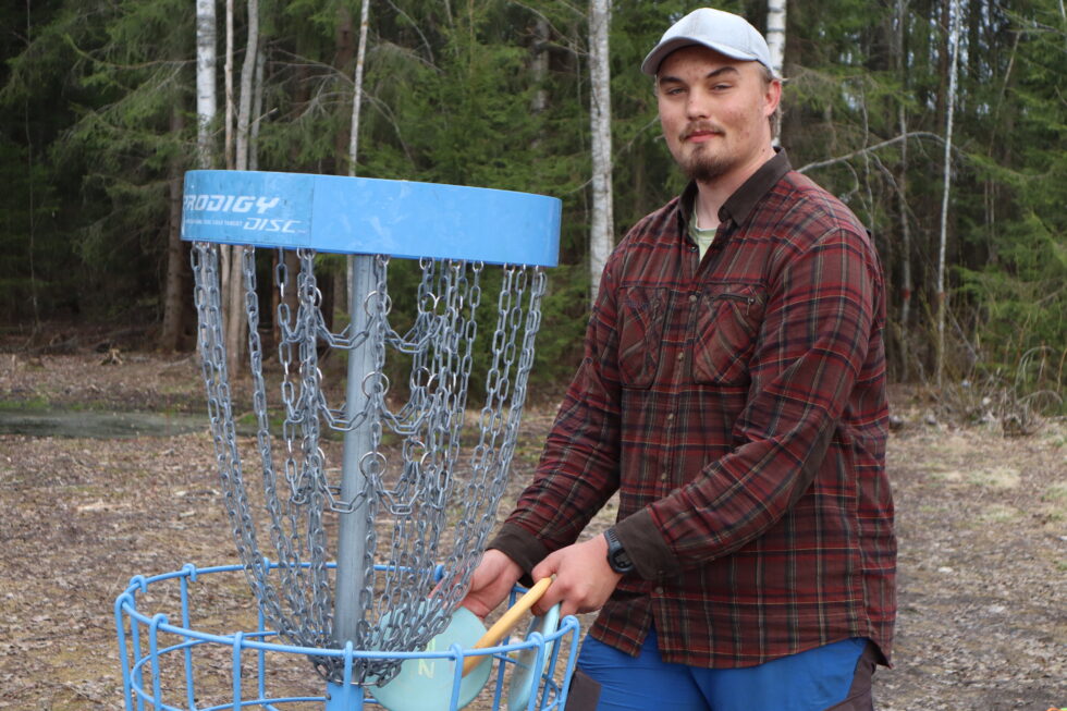 Nye lederen for Kongsvinger Fisbeeklubb Simen Slaastad spiller en del frisbeegolf, og er glad i å spille på Kongsvinger. Nå håper han at banen kan bli utvidet.