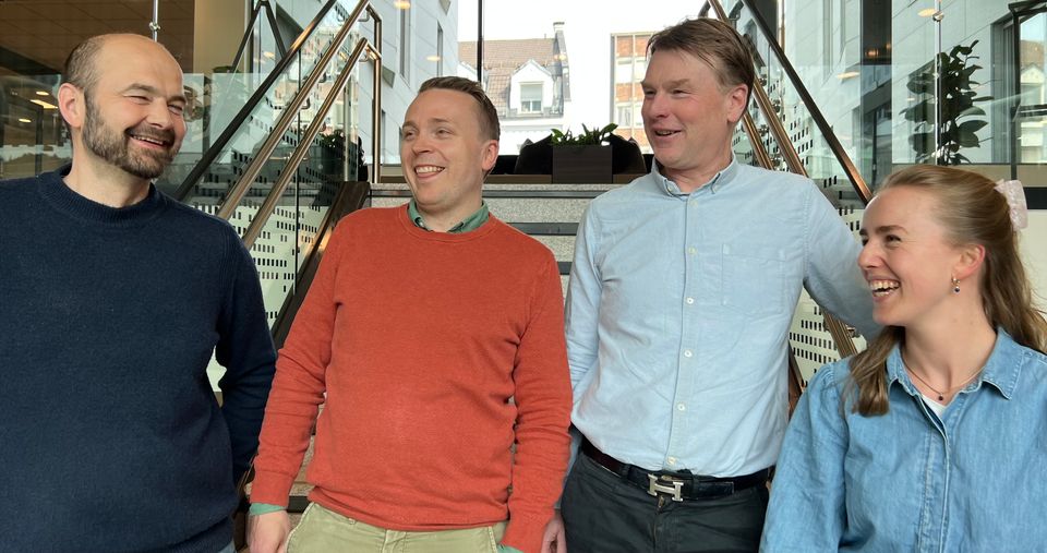 God stemning på kontraktsignering. Fra venstre: Jens Olav Kjærstad(Prosjektleder Backe Romerike), Torgeir Grønsberg (Adm.dir. Backe Romerike), Odd Arne Lian (Prosjektleder BNE), Sara Louise Kvitberg (Assisterende prosjektleder BNE). Foto: Bane NOR Eiendom