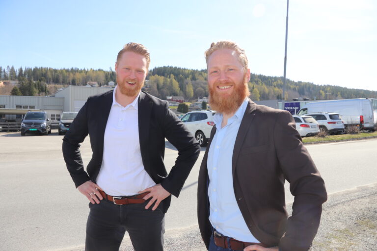 Brødrene Kim André (t.v.) og Lars Erik Fremming har begge godt over hundre kamper for hvert sitt KIL-lag, men i ulike idretter. Nå er de begge sjef for hver sin bilforhandler.