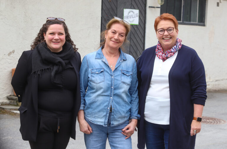 Margrethe Haarr (t.v.) Aud Ingrid Olstad og Elin Såheim Bjørkli er fornøyde med at frivilligsentralene får mer penger.