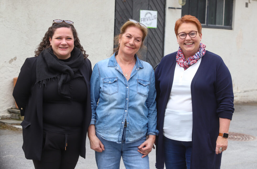 Margrethe Haarr (t.v.) Aud Ingrid Olstad og Elin Såheim Bjørkli er fornøyde med at frivilligsentralene får mer penger.