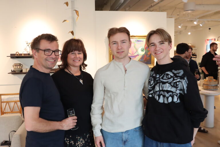 Jonathan Bye Wangerud fikk endelig ha utstilling av sine første verk. Pappa Tom Wangerud, mamma Marianne Bye og lillebror Albert Bye Wangerud var naturligvis stolte. Også Alberts genser er det Jonathan som har malt.