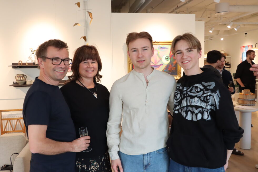 Jonathan Bye Wangerud fikk endelig ha utstilling av sine første verk. Pappa Tom Wangerud, mamma Marianne Bye og lillebror Albert Bye Wangerud var naturligvis stolte. Også Alberts genser er det Jonathan som har malt.