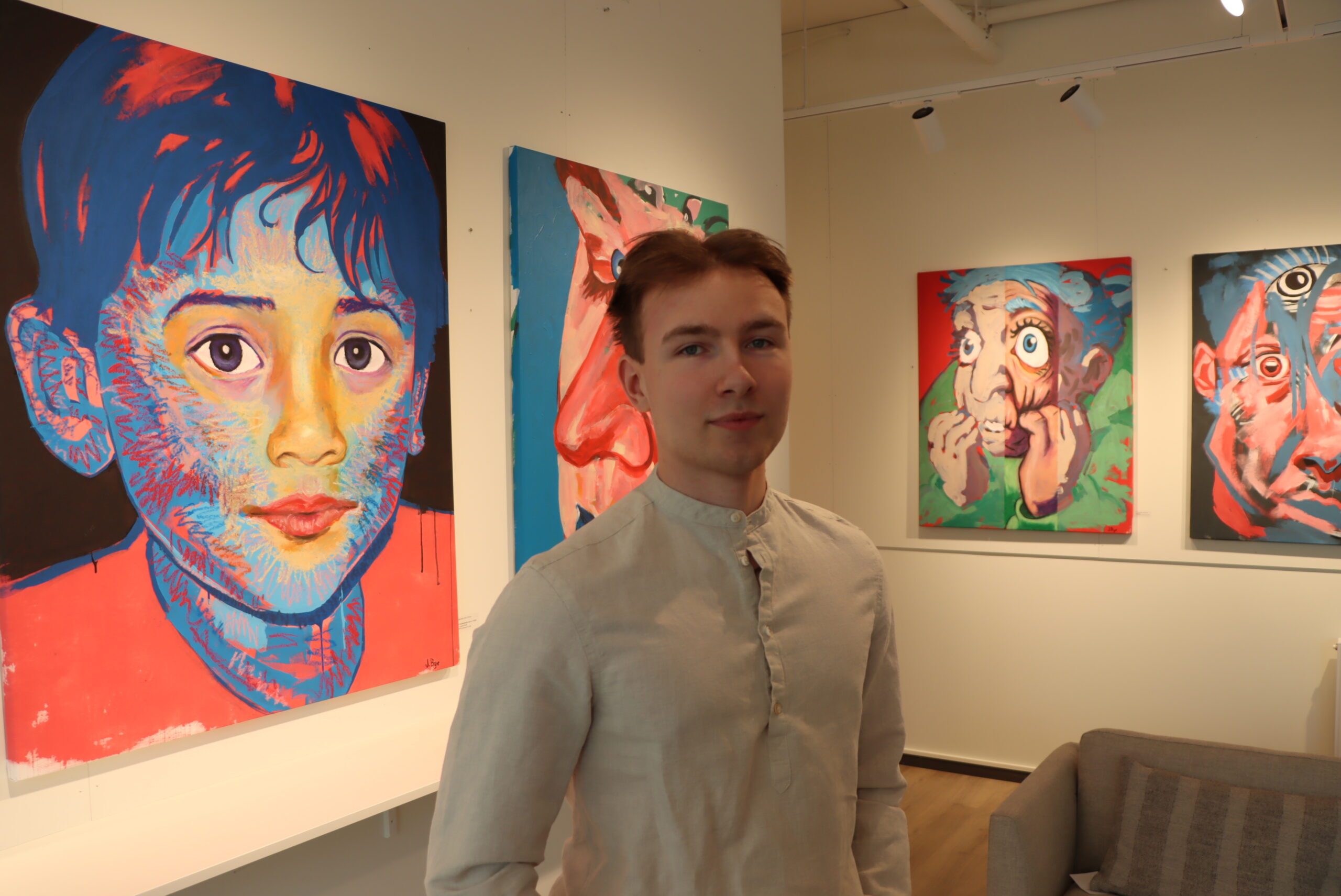 Ansikter og øyne er noe som går igjen i utstillingen.
