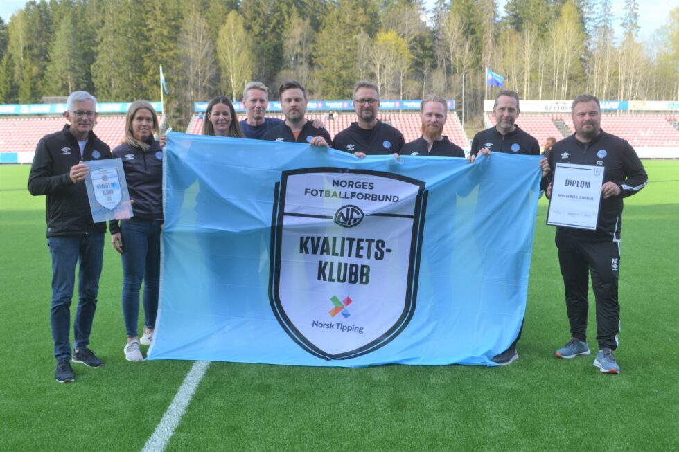 Morten Aasvangen (t.v.), Cathrine de Geer, Maren Haug Andersen, Tom Henning Hovi fra fotballkretsen, Kjetil Moe Løvberg, Kenneth Gundersen, Lars Erik Fremming, Øystein Løvberg og Patrick Holtet med de synlige bevisene på at KIL Fotball er blitt en kvalitetsklubb.