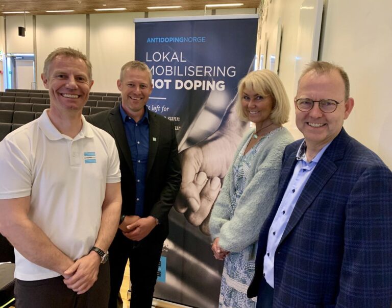 Bo Lindblad (f.v.), Morten Heierdal og Anders Solheim fra Antidoping Norge sammen med Hanne Alstrup Velure fylkesgruppeleder for Innlandet Høyre.