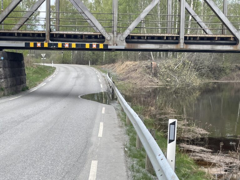 Nå er veien inn på E16 stengt grunnet flom. Oransje skilt forteller nå om omkjøring hundre meter lenger opp.