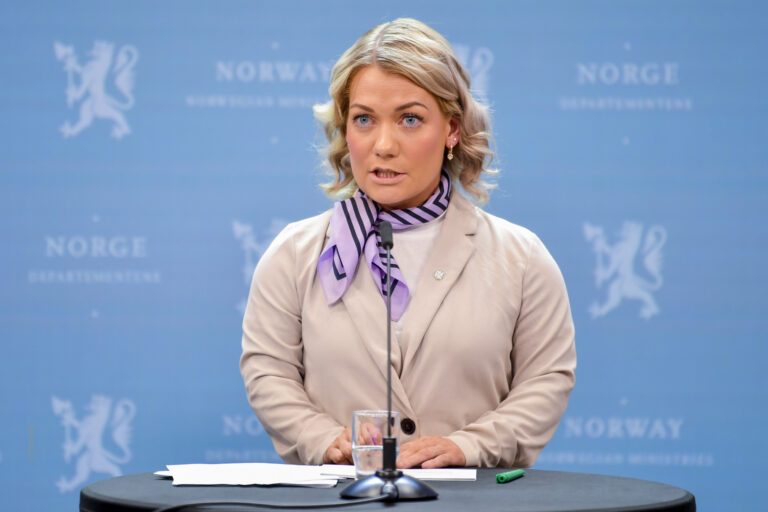 Landbruks- og matminister Sandra Borch (Sp) under pressekonferansen om jordbruksoppgjøret for 2023.