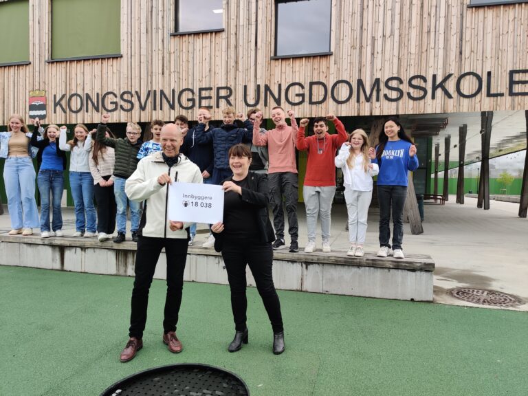 Klasse 8D fra KUSK jublet sammen med kommunalsjef for miljø og samfunnsutvikling, Rune Lund, og ordfører Eli Wathne.