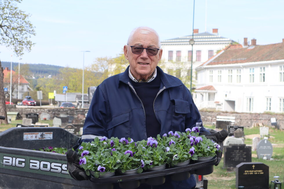I dagene før 17. mai har det vært hektisk på kirkegården, og Tor Jan Vold vil gjerne ha flere til å hjelpe til ved Vinger kirke.