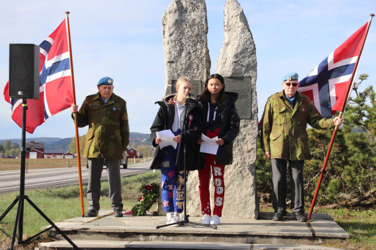 Russepresidentene Lisa Hamletsen og Susan Wang Roos holdt tale, og hedret de falne ved Slaget på Rustad.