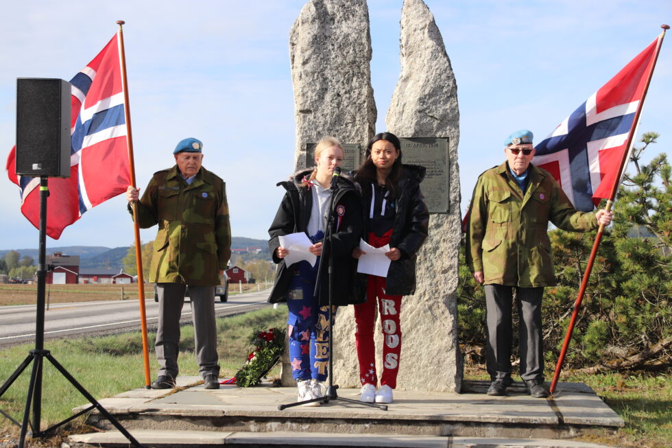 Russepresidentene Lisa Hamletsen og Susan Wang Roos holdt tale, og hedret de falne ved Slaget på Rustad.