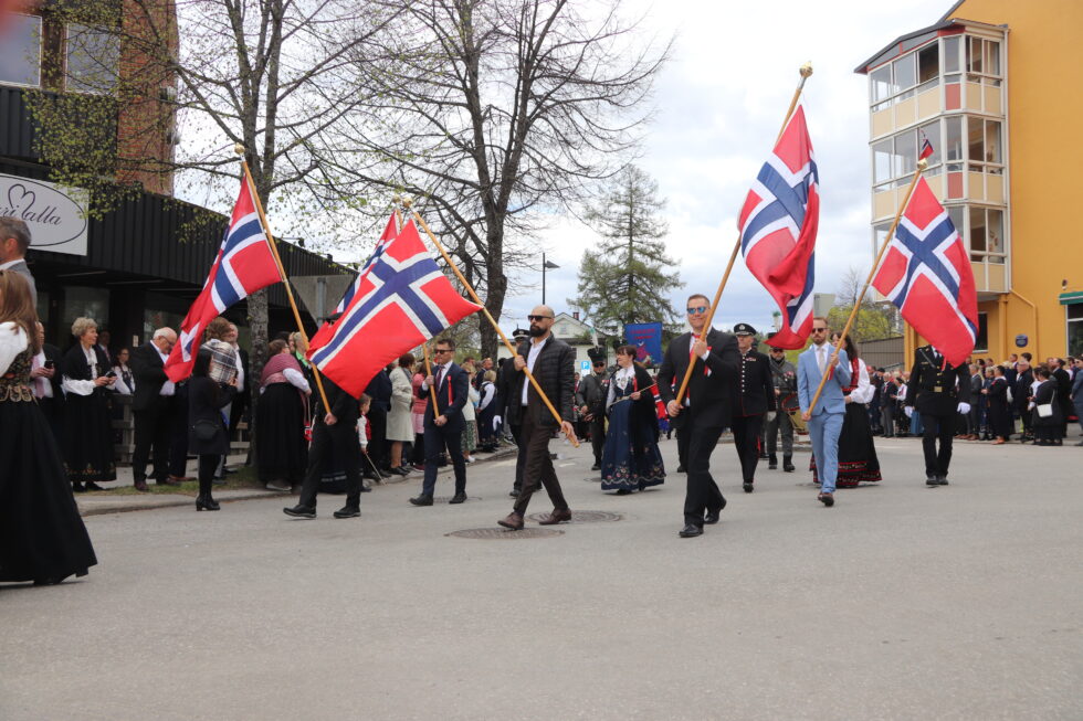 Flaggene svaier i vinden, og Norge fyller år.