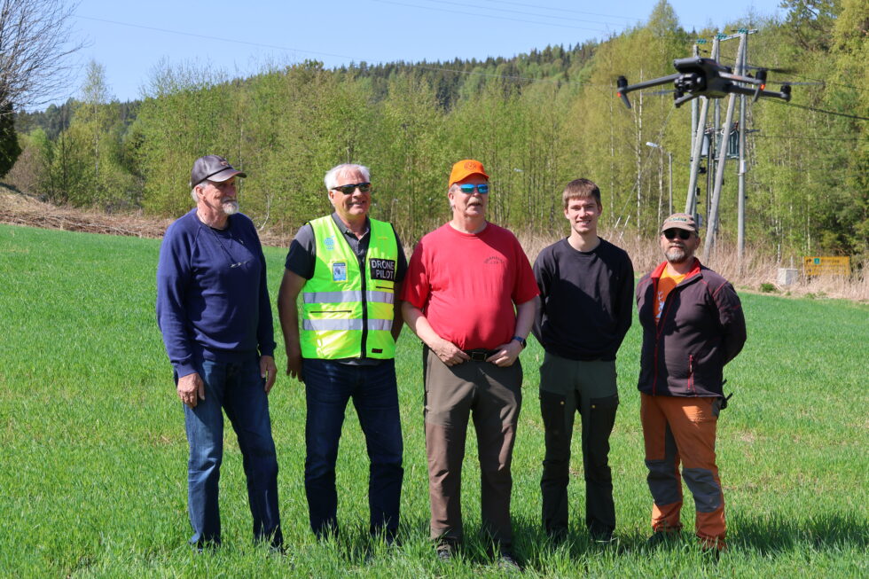 Med droner skal Brandval og Vinger Bondelag og Brandval Jeger og Fiskerforening redde rådyrkillinger unna landbruksmaskinene. Lennart Høgberg, (f.v.) Olav Nysæter, Kjetil Hagen, Even Nilsen og Jonny Nilsen er ute og prøveflyr den nyinnkjøpte dronen.