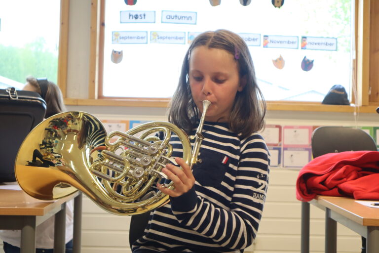 Lynn-Marion Hole vil gjerne ha med flere i Kongsvinger skolekorps.