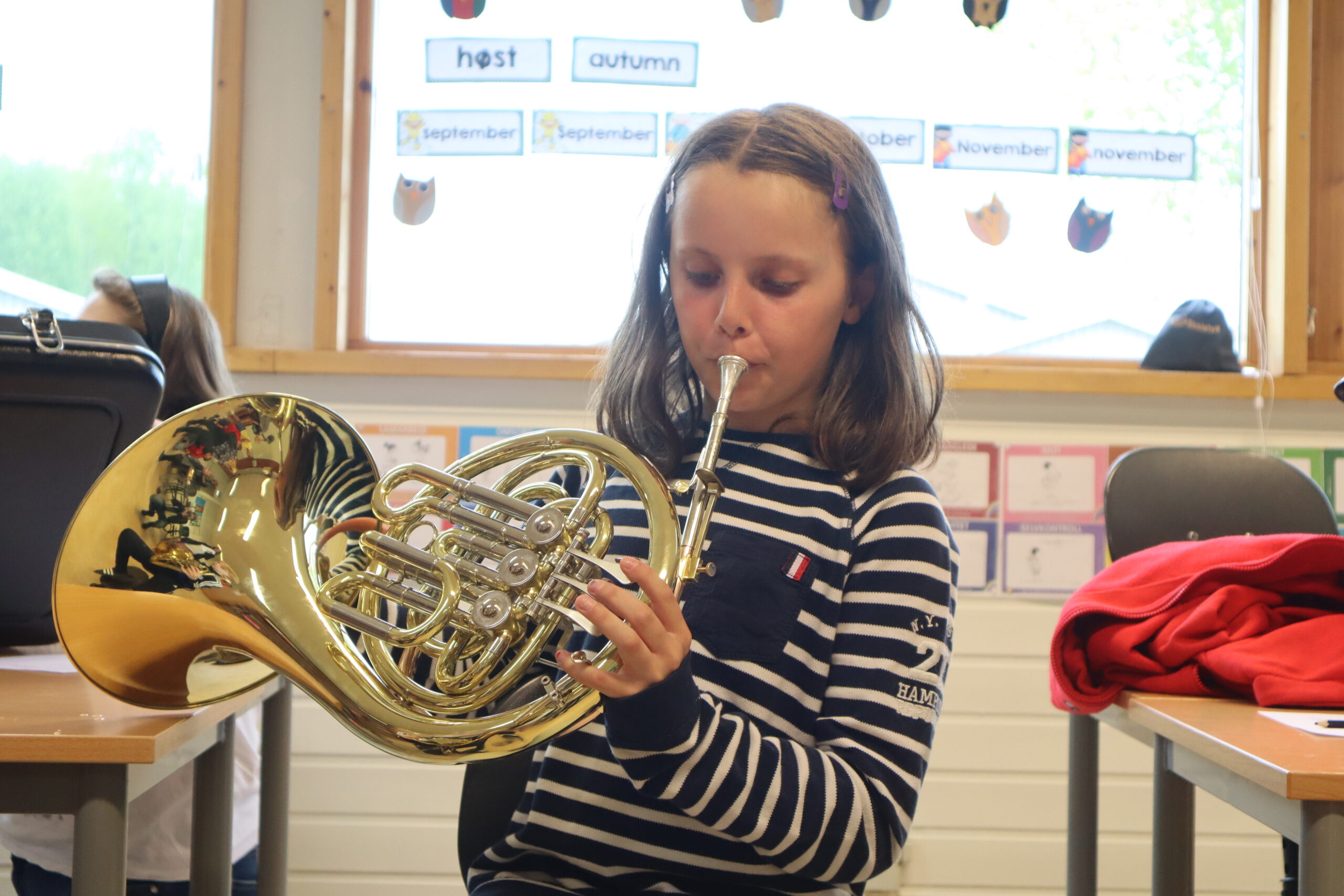 Sigrid Grotle var også blant de som prøvde instrumenter, her med Valthorn.