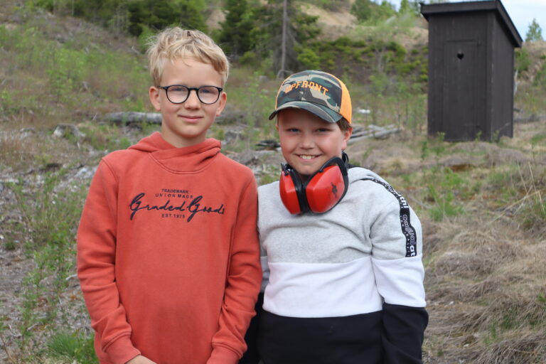 Markus Andreas Austad Lindberg (t.v.) og Fredrik Strømsrud Moe var blant de yngre deltagerne på lørdagens familiedag.