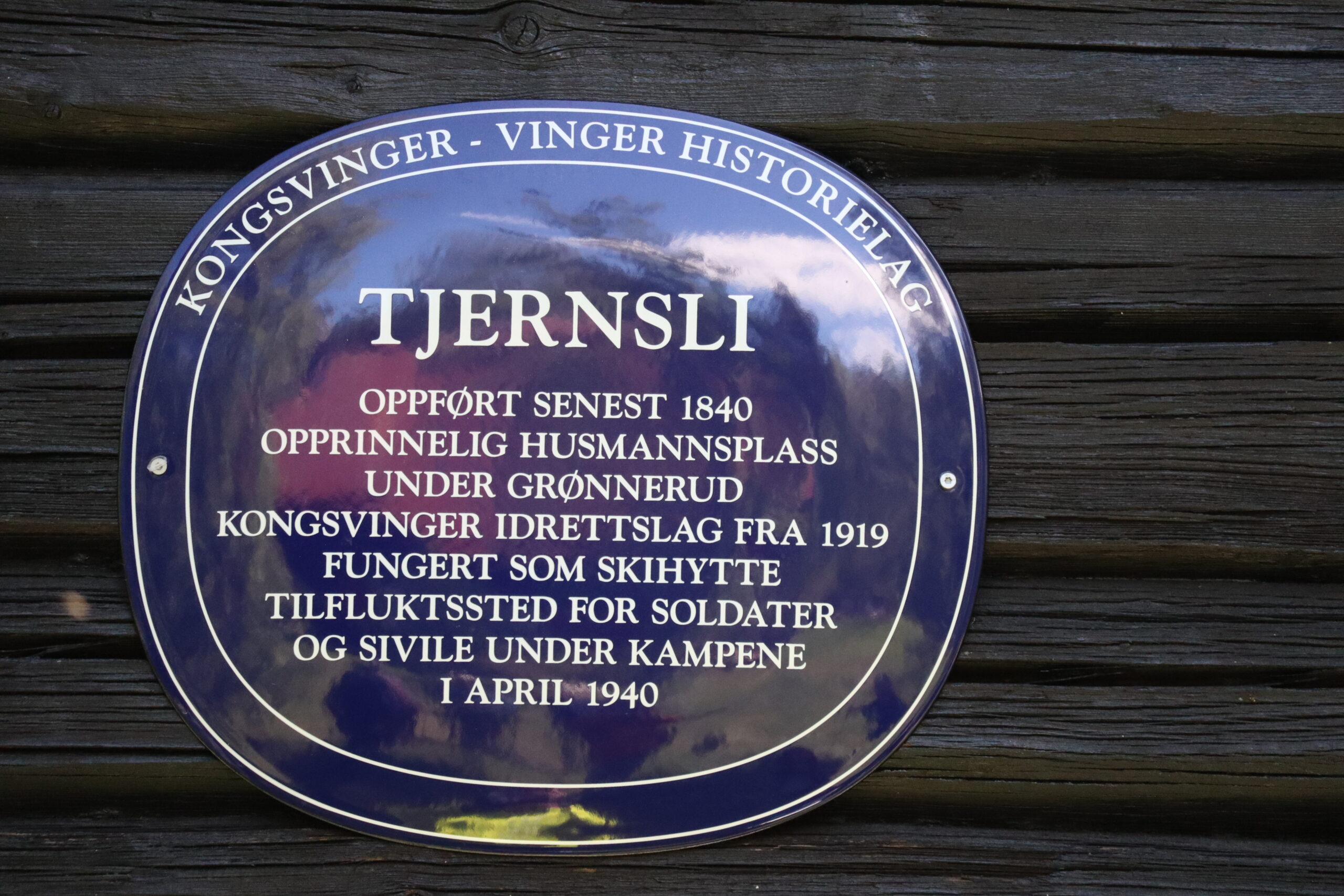 Blå skilt forteller kort om historien som tilhører bygget.