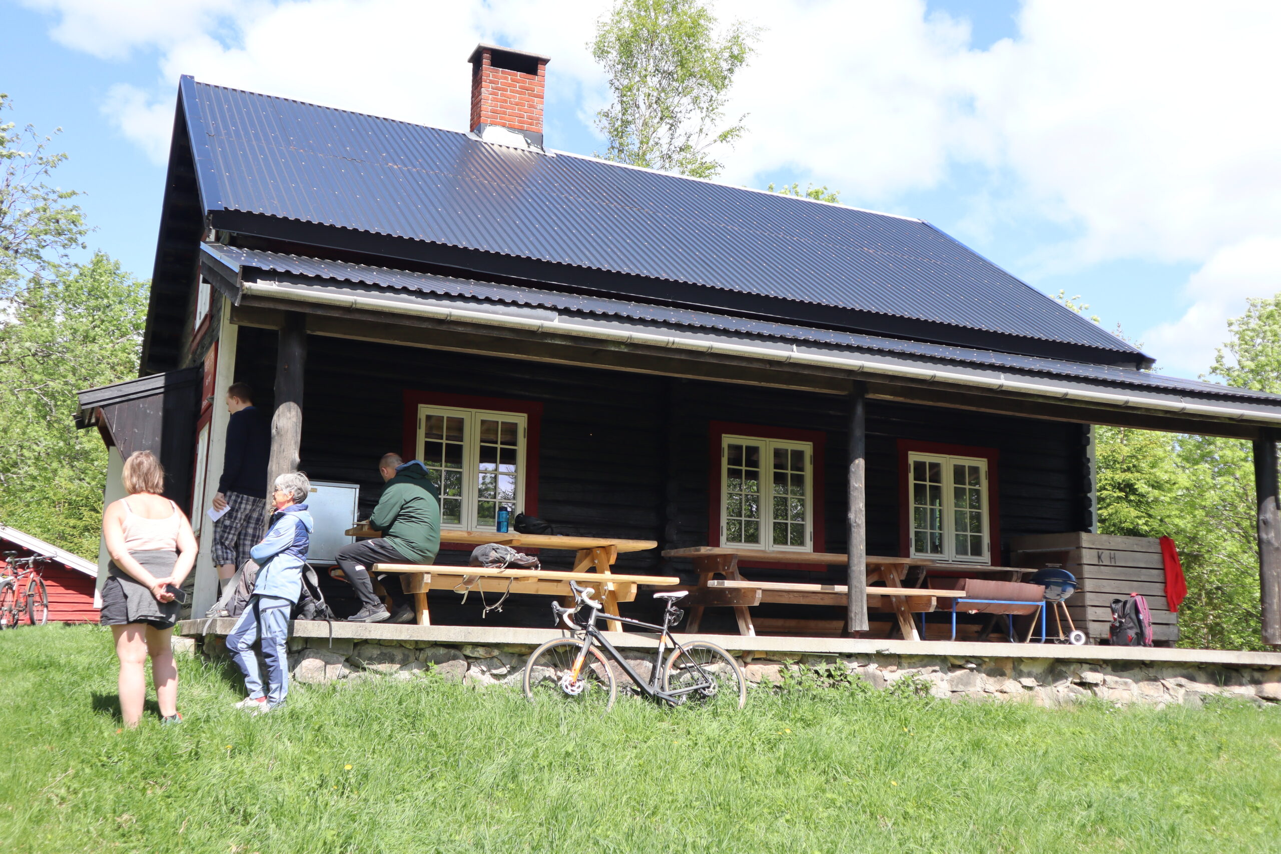 Skihytta på Tjernsli er et fint turmål, sommer som vinter, og det har mer historie enn de fleste av oss var klar over.