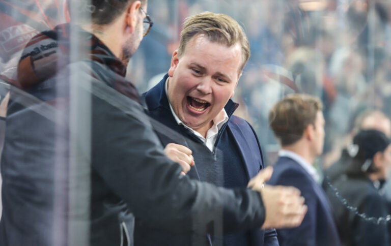 Simon Stolt Wang er ferdig med seniorhockey for denne gang. Nå blir han å se som trener for ungdommene fra flere punkter.