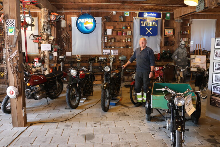 G.U.M.F. åpner opp sitt museum under Pitstop Motor Week. Her er nestleder Rune Hansen foran den gamle beninstasjonen som er bygget opp i museet.