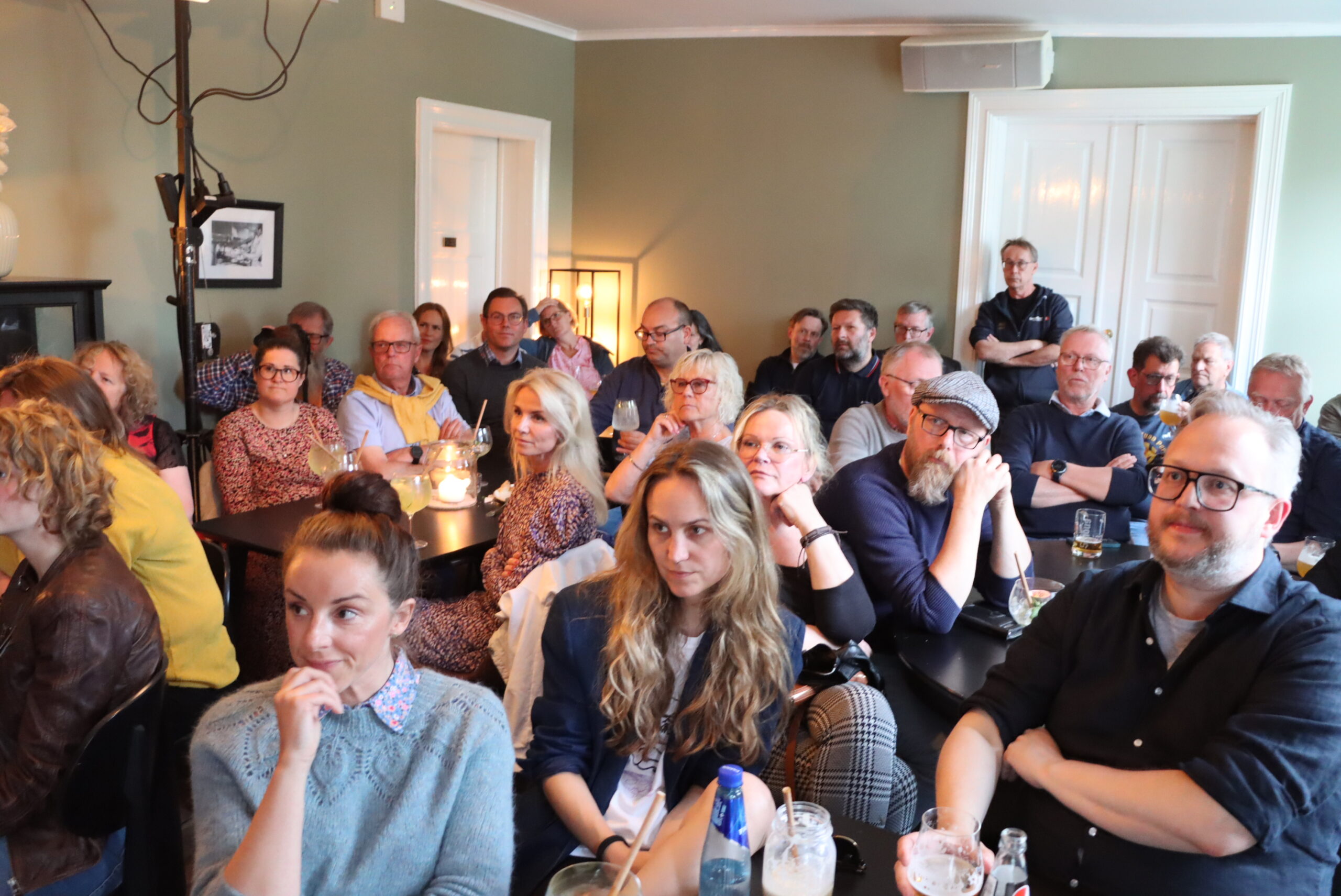 Helt fullt i intimt lokale er noe Torgeir Waldemar liker.